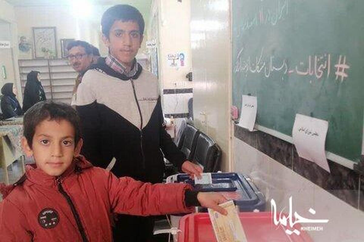 دهه نودی های اشکذری به همراه خانواده پای صندوق های رأی رفتند