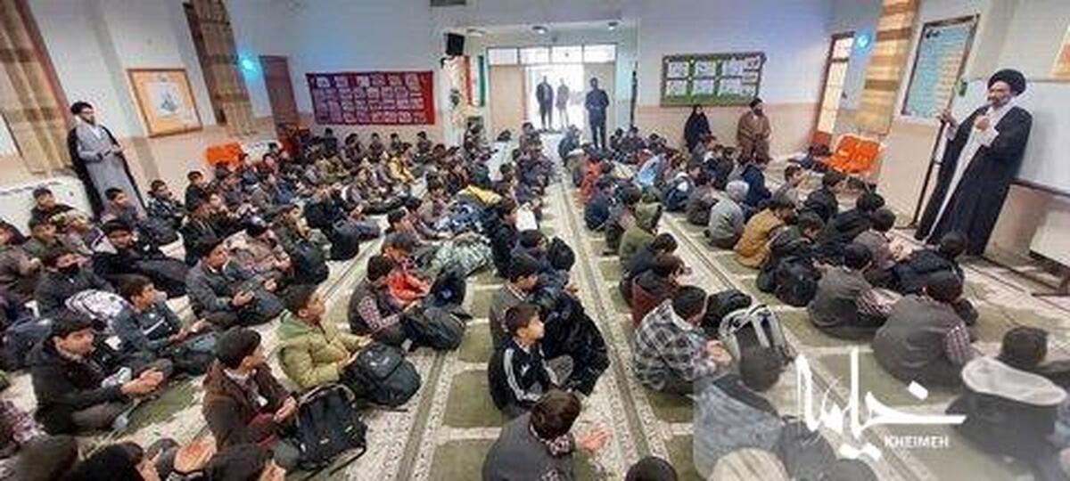 تدریس نماینده ولی فقیه در کاشان برای دانش آموزان دبستان امام موسی کاظم(ع)