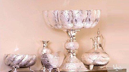 پذیرایی در ظروف نقره‌ای