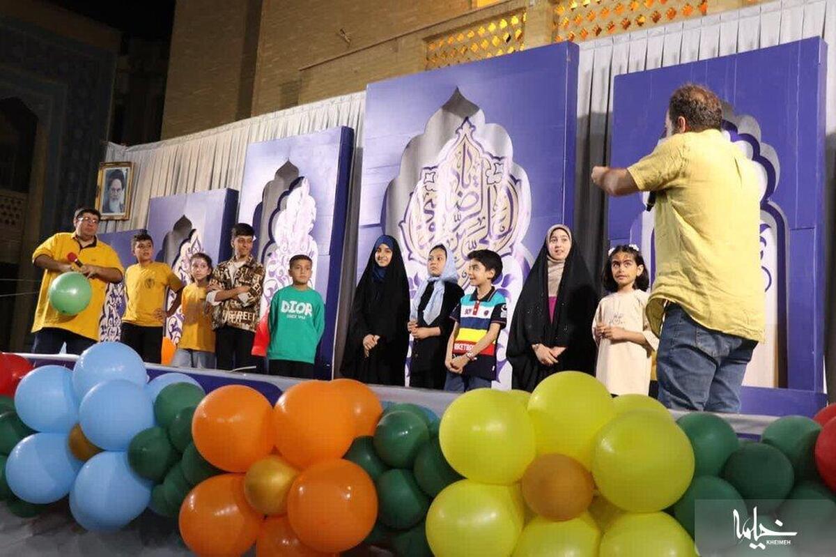 هنرورانی که با تن‌پوش عروسک شادی را برای کودکان به ارمغان می‌آورند