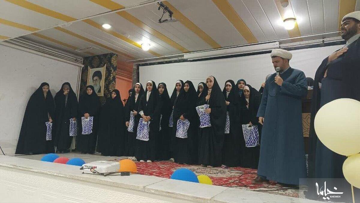 طلاب مدرسه علمیه الهیه ساوه، راهنمای دانش‌آموزان شدند