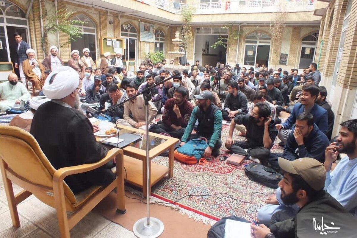 عالم دین نباید از کسب علم سیر گشته یا خود را به سیری بزند