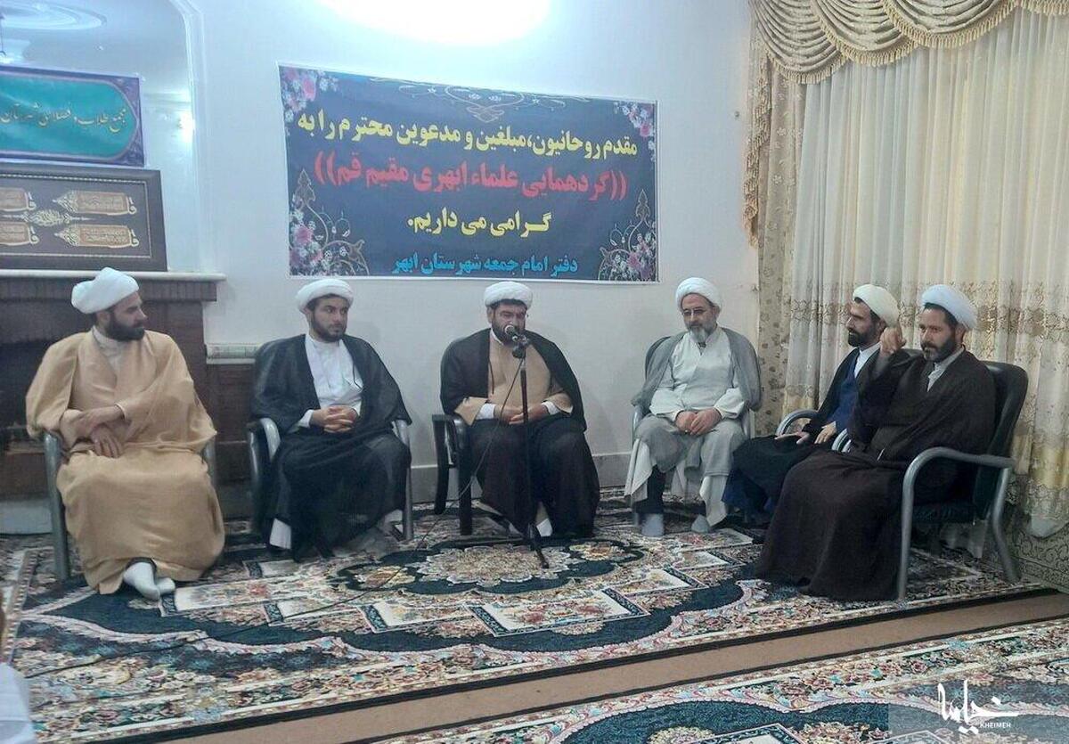 حضور طلاب و روحانیون در میان مردم باید پررنگ تر شود