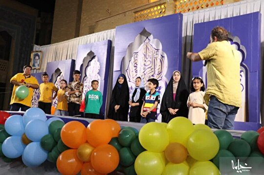 هنرورانی که با تن‌پوش عروسک شادی را برای کودکان به ارمغان می‌آورند