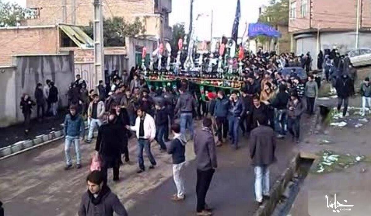 حضور دسته‌جمعی زنان پشت هیئت‌های عزاداری مردان