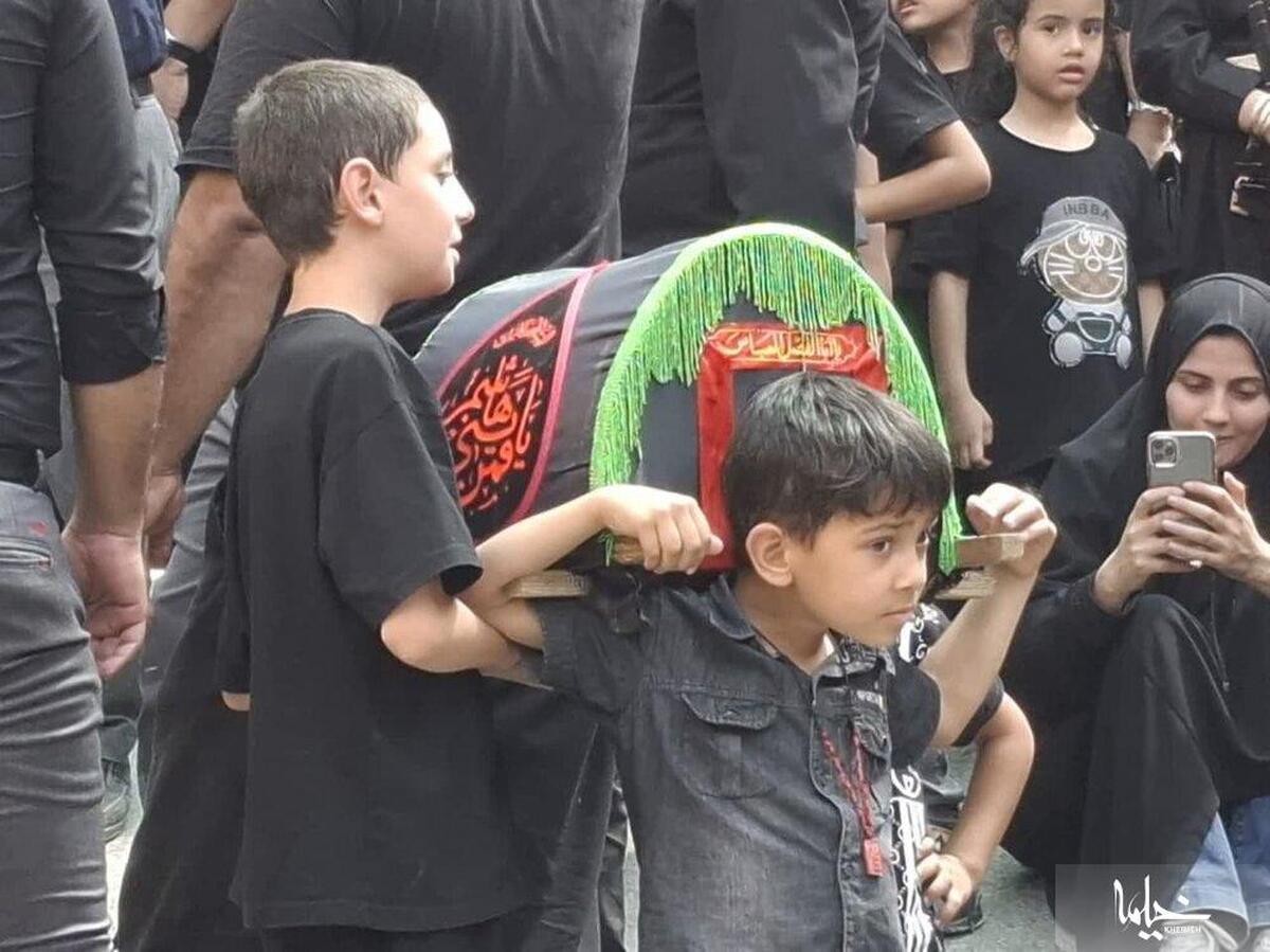 آیین سنتی نخل‌گردانی در روز شش امام حسین(ع) در نیاسر برگزار شد