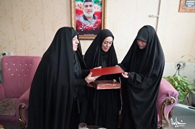 شهدا برگ‌های زرین تاریخ این مرز و بوم هستند